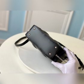 LV Модель M44582 MINI LUGGAGE Сумка Nicolas Ghesquière продолжает