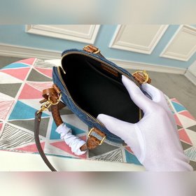LV модель M55048 сумочка-ракушка В начале осени 2019 года обновле