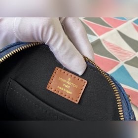 LV модель M55048 сумочка-ракушка В начале осени 2019 года обновле