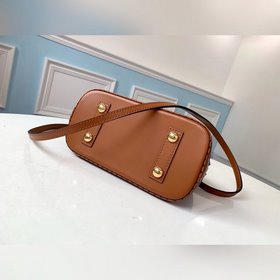 LV модель M55048 сумочка-ракушка В начале осени 2019 года обновле