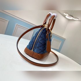 LV модель M55048 сумочка-ракушка В начале осени 2019 года обновле
