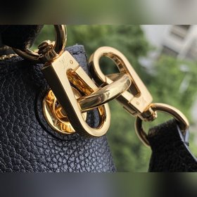 LV Артикул： M45522 Черная сумка Melie Эта сумка Melie из ткани 