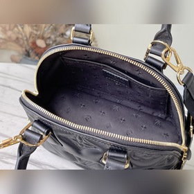 LV Артикул： M59793 Черная сумка BB В духе декоративных мотивов 1