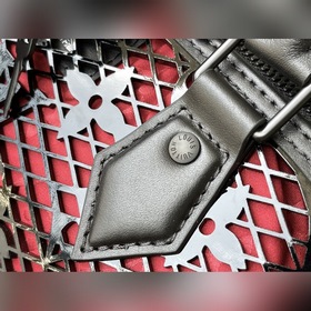 LV Артикул： M20355 Сумка из серии e Capsule Лакированная кожа б