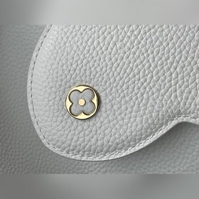 LV Артикул： M55832 Белый, средний размер В 2013 году была предс
