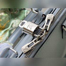 LV Модель： M59345 Светло-синий. Одна из культовых моделей сумок 