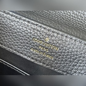 LV Артикул： M59709 Черный Мини-сумка Изготовлена из яркой кожи,