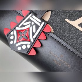 LV Артикул： M44832 Черная сумка с крупной ручной ручкой и шелког