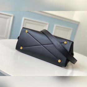 LV Артикул： M44832 Черная сумка с крупной ручной ручкой и шелког