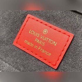 LV Артикул： M44832 Черная сумка с крупной ручной ручкой и шелког