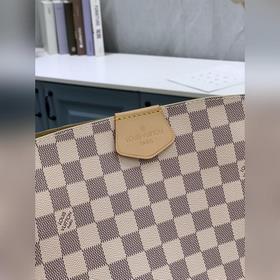 LV Модель： M42248 Белая сумка-клатч с маленьким размером Монограм