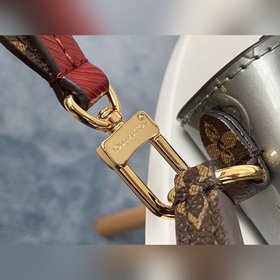 LV Модель M90468 Серебристая лакированная кожа с красным плечевым