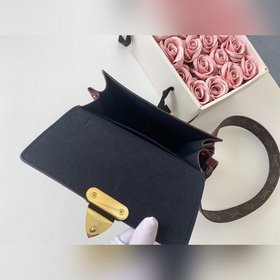 LV Модель M90468 Серебристая лакированная кожа с красным плечевым
