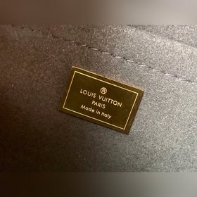 LV Модель M90468 Серебристая лакированная кожа с красным плечевым