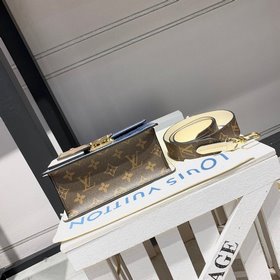 LV 【Сумка SPRING STREET】 Модель M90376, серебристый Сумка Spring