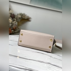 LV Артикул： M57729 ON MY SIDE Маленькая сумка Эта сумка On My S