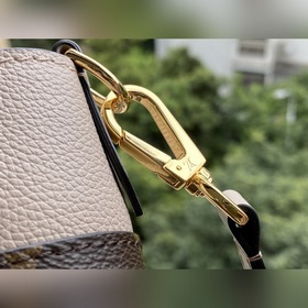 LV Артикул： M57729 ON MY SIDE Маленькая сумка Эта сумка On My S