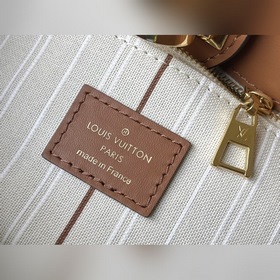 LV Артикул： M59905  On My Side Маленькая сумка Изысканная форма