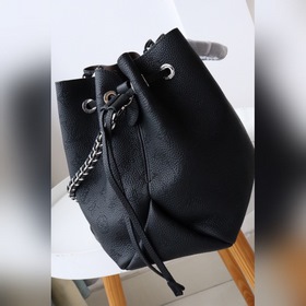 LV Сумка Bella Tote Артикул： M59200 Изготовлена из мягкой кожи с