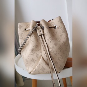 LV Bella Tote сумка Артикул： M59200 Изготовлена из мягкой кожи 