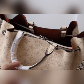 LV Bella Tote сумка Артикул： M59200 Изготовлена из мягкой кожи 