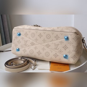 LV Bella Tote сумка Артикул： M59200 Изготовлена из мягкой кожи 