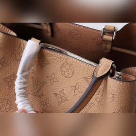 LV Bella Tote сумка Артикул： M59200 Изготовлена из мягкой кожи 