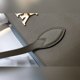 LV Артикул： M57508 Сумка Lockme Shopper Изготовлена из мягкой те