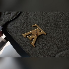 LV Артикул： M57508 Сумка Lockme Shopper Изготовлена из мягкой те