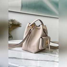 LV Артикул： M57688 Сумка LOCKME BUCKET цвета слоновой кости Вдо