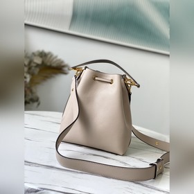 LV Артикул： M57688 Сумка LOCKME BUCKET цвета слоновой кости Вдо