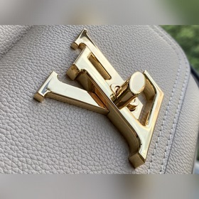 LV Артикул： M57688 Сумка LOCKME BUCKET цвета слоновой кости Вдо
