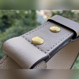 LV Артикул： M57688 Сумка LOCKME BUCKET цвета слоновой кости Вдо