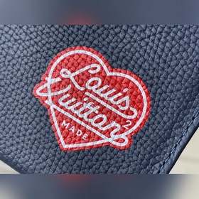 LV Артикул： M45961 Синий Pochette Voyage Сумка-клатч Эта сумка 