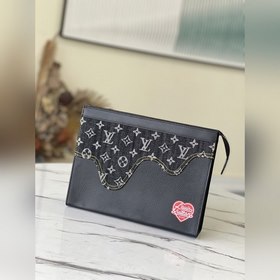 LV Артикул： M45961 Черная сумка Pochette Voyage Эта сумка Pochet