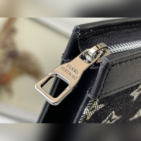 LV Артикул： M45961 Черная сумка Pochette Voyage Эта сумка Pochet
