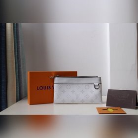 LV DISCOVERY POCHETTE Маленькая сумка Модель M44323 Эта небольша