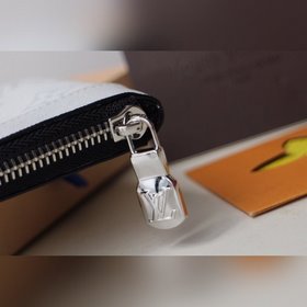 LV DISCOVERY POCHETTE Маленькая сумка Модель M44323 Эта небольша