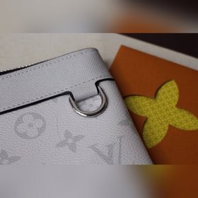 LV DISCOVERY POCHETTE Маленькая сумка Модель M44323 Эта небольша