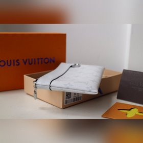 LV DISCOVERY POCHETTE Маленькая сумка Модель M44323 Эта небольша