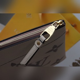 LV 【 Сумка в руке】 Артикул： M80174 Бежевый Клатч из мягкой кожи