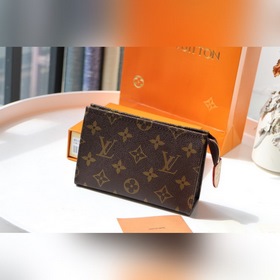LV Артикул： M47546 Косметичка из ткани Monogram Просторное внут
