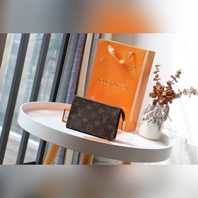 LV Артикул： M47546 Косметичка из ткани Monogram Просторное внут