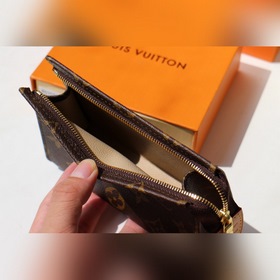 LV Артикул： M47546 Косметичка из ткани Monogram Просторное внут