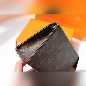 LV Артикул： M47546 Косметичка из ткани Monogram Просторное внут