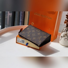 LV Артикул： M47546 Косметичка из ткани Monogram Просторное внут