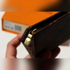 LV Артикул： M47546 Косметичка из ткани Monogram Просторное внут
