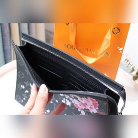 LV Модель M61692 Sakura Сумка POCHETTE VOYAGE Эта новая сумка Po