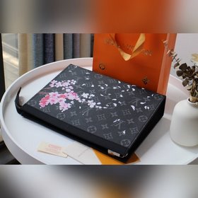 LV Модель M61692 Sakura Сумка POCHETTE VOYAGE Эта новая сумка Po