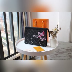 LV Модель M61692 Sakura Сумка POCHETTE VOYAGE Эта новая сумка Po